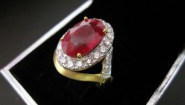 Ruby Ring (แหวนทับทิม) Ruby : ทัมทิม อัฟริกา สีแดงสด เนื้อสะอาด น้ำหนัก 6.80 ct Diamond (เพชร) Clarity (ความสะอาด) : VVS Color (สีเพชร) : G Color (น้ำ 97) Cut Grade (เหลี่ยมเพชร) : เบลเยี่ยม […]