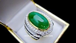 แหวนหยกล้อมเพชรทรง Palatial Jade ใช้เพชรขาววิ้งน้ำ 97 VVS น้ำหนักเพชรรวม 1.62 ct ตัวเรือนทอง 90 หยกพม่าน้ำหนักหยก 8.7 ct คะ (จำหน่ายแล้วคะ )