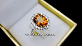 แหวนบุษราคัม (Yellow Sapphire) ทรง The Showy ใช้บุษราคัมไฟดี สีสวย พร้อมใบ Certificate ประดับเพชรน้ำ 97 ขาววิ้ง ฝังเพชรแบบไร้หนาม ดูทันสมัย เด๋วตามมาอัพสเปคให้จ้าา