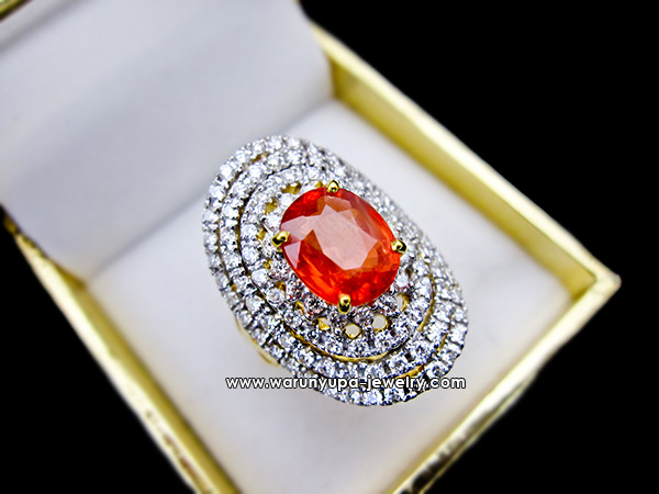 แหวน Orange Sapphire ประดับเพชรทรง AwLuLu