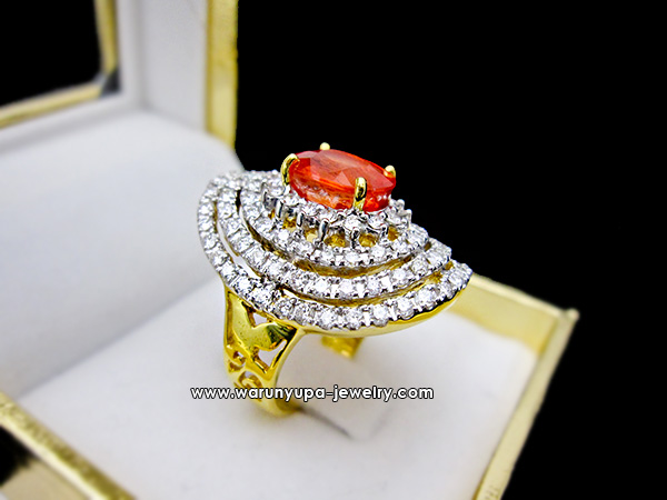 แหวน Orange Sapphire ประดับเพชรทรง AwLuLu ด้านข้าง