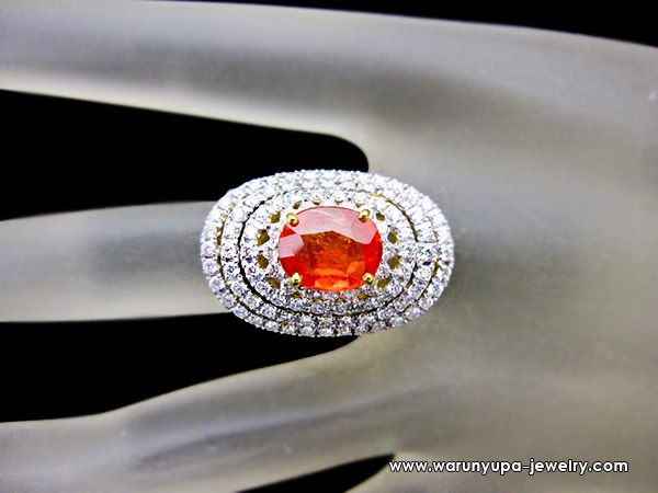 แหวน Orange Sapphire ประดับเพชรทรง AwLuLu ใส่จริง