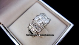 แหวนเพชร Princess Cut ทรง K. Jai Ngam Signer ดีไซน์เท่ๆ สมัยใหม่ นำเพชรเหลี่ยม Princess Cut มาเรียงขนาด ไล่ระดับชั้น กันได้อย่างลงตัว ดูสวยงาม แข็งแรง ขอบคุณพี่ ใจงาม @เวียงสา สำหรับความไว้วางใจให้เราทำงานให้อีกครั้ง ขอบคุณมากค่ะ